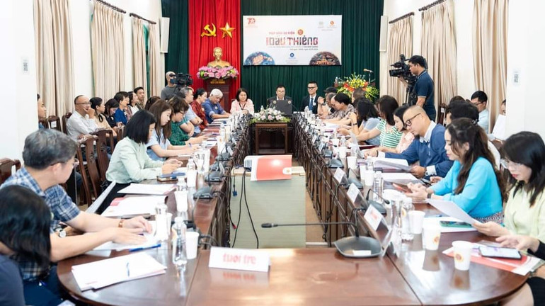 Quang cảnh họp báo giới thiệu triển lãm "Dấu thiêng".