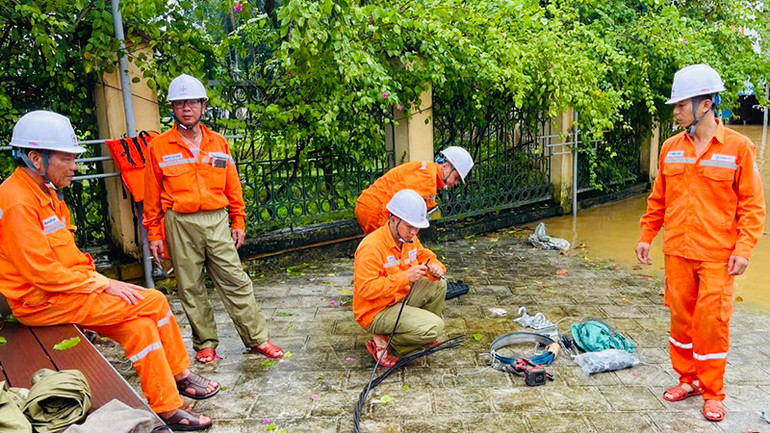 Công nhân ngành điện khắc phục hậu quả đứt cáp để khôi phục hệ thống, nhanh cấp điện trở lại cho thành phố Yên Bái.