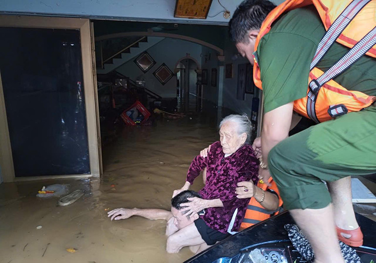 Các lực lượng quân đội, công an tham gia cứu dân khỏi vùng ngập lũ nguy hiểm.