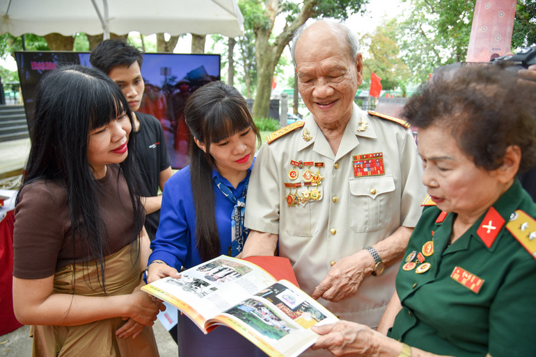 Đại tá Nguyễn Hữu Tài giới thiệu tư liệu chiến đấu với phóng viên của Báo Nhân Dân điện tử.