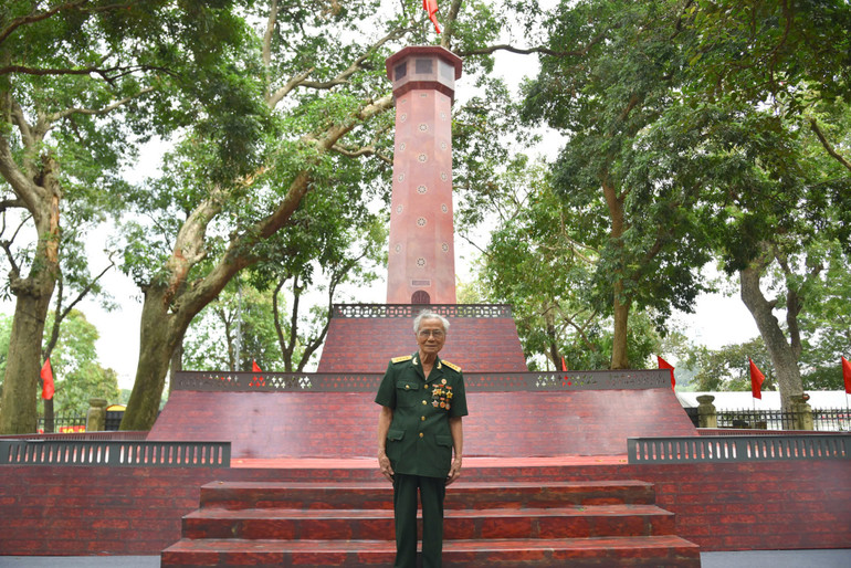 Đại tá Lê Văn Tính bên Triển lãm tương tác Cột cờ Hà Nội của Báo Nhân Dân.