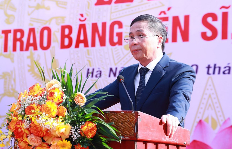 Thứ trưởng Nội vụ Triệu Văn Cường phát biểu tại Lễ trao bằng cho các tân Tiến sĩ, Thạc sĩ. Thứ trưởng Nội vụ Triệu Văn Cường phát biểu tại Lễ trao bằng cho các tân Tiến sĩ, Thạc sĩ.