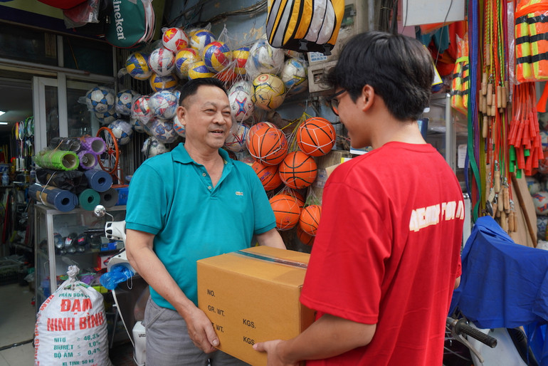 Các học sinh thu gom đồ dùng đã qua sử dụng từ người dân Các học sinh thu gom đồ dùng đã qua sử dụng từ người dân