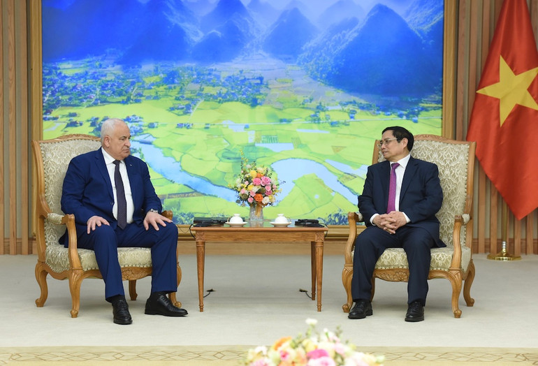 Tại buổi tiếp, Thủ tướng Phạm Minh Chính đánh giá cao sự đóng góp của Bộ trưởng Ziad Hab Al-Reeh trong việc thúc đẩy quan hệ Việt Nam-Palestine; góp phần tăng cường sự hiểu biết và thúc đẩy quan hệ giữa hai nước Việt Nam-Palestine ngày càng đi vào chiều sâu, thực chất, hiệu quả, trong đó có lĩnh vực an ninh. Tại buổi tiếp, Thủ tướng Phạm Minh Chính đánh giá cao sự đóng góp của Bộ trưởng Ziad Hab Al-Reeh trong việc thúc đẩy quan hệ Việt Nam-Palestine; góp phần tăng cường sự hiểu biết và thúc đẩy quan hệ giữa hai nước Việt Nam-Palestine ngày càng đi vào chiều sâu, thực chất, hiệu quả, trong đó có lĩnh vực an ninh.