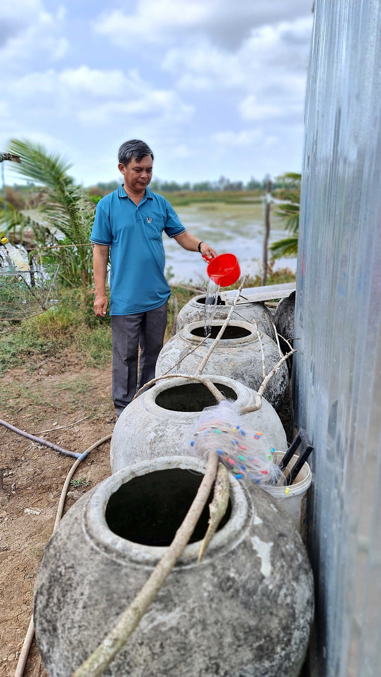 Gần 40% hộ dân ấp Minh Hà B thiếu nước ngọt mỗi khi mùa khô đến dù đã dùng nhiều vật dụng để tích trữ nước mưa.