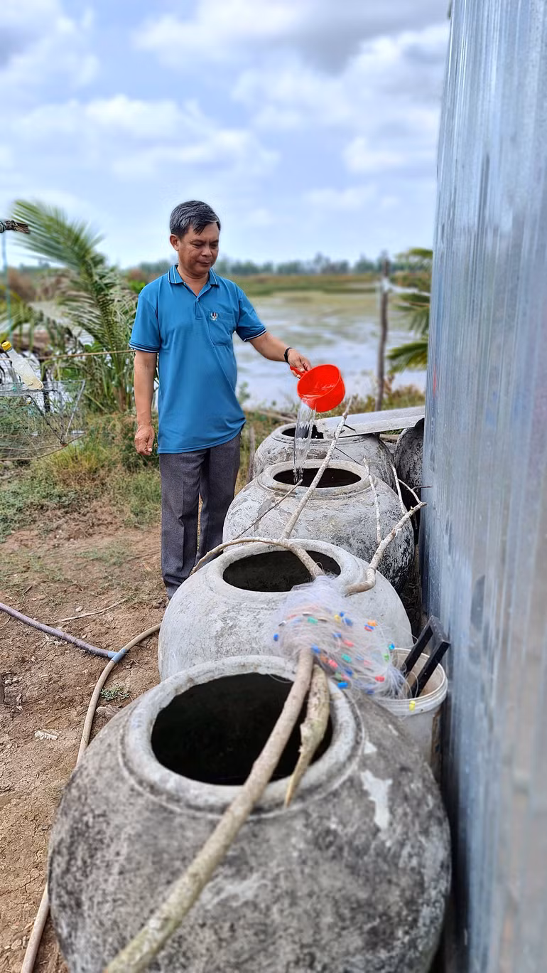 Gần 40% hộ dân ấp Minh Hà B thiếu nước ngọt mỗi khi mùa khô đến dù đã dùng nhiều vật dụng để tích trữ nước mưa.