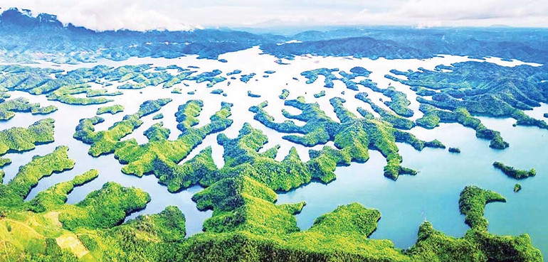 Du khách thỏa sức ngắm nhìn trong màu huyền ảo từ những tia nắng cuối chiều rọi xuống mặt hồ Tà Đùng lúc hoàng hôn.