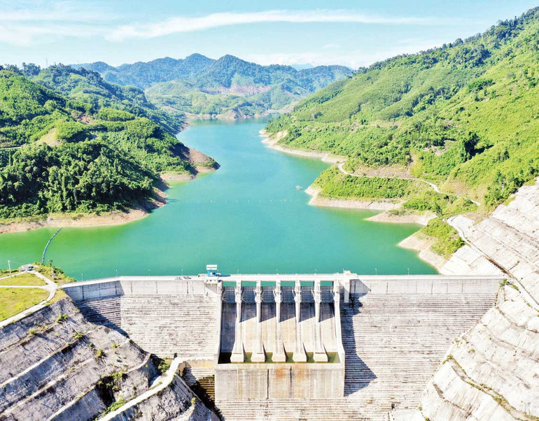 Đập thủy điện Sông Bung 4 trên sông Vu Gia. (Ảnh THANH TÙNG)