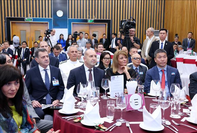 Tổng thống Cộng hòa Bulgaria Rumen Radev và Phu nhân gặp gỡ Hội hữu nghị Việt Nam-Bulgaria và bạn bè Việt Nam từng học tập, làm việc tại Bulgaria. (Ảnh: TTXVN)