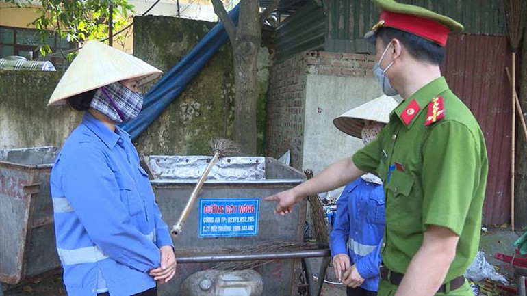 Số điện thoại đường dây nóng kết nối tin báo của công nhân môi trường tới lực lượng chức năng. (Ảnh: Mai Luận)