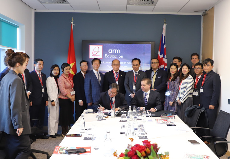Học viện Công nghệ Bưu chính Viễn thông và ARM ký kết hợp tác với sự chứng kiến của Thứ trưởng Bộ Giáo dục và Đào tạo Hoàng Minh Sơn.