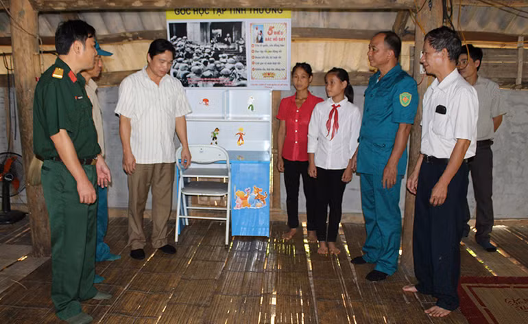 Đại diện Ban Chỉ huy quân sự huyện Đà Bắc, tỉnh Hòa Bình trao góc học tập tặng học sinh xã Vầy Nưa, huyện Đà Bắc