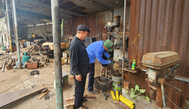 Ông Nguyễn Nhật Thắng và gia đình vẫn cố gắng duy trì nghề truyền thống.