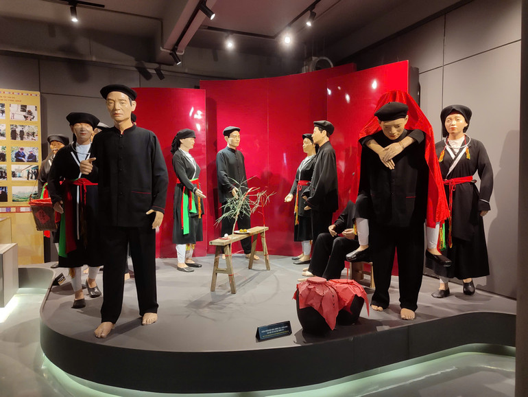 Hình ảnh tái hiện cuộc sống của người dân tộc Sán Dìu, xã Bình Dân được trưng bày tại Nhà văn hóa cộng đồng dân tộc Sán Dìu.