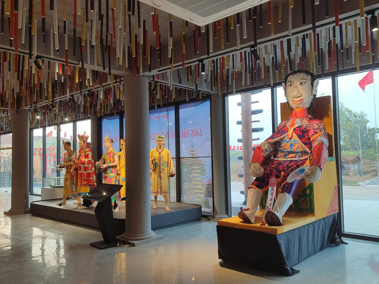 Việc xây dựng các làng Văn hóa dân tộc trở thành sản phẩm du lịch, vừa tạo không gian phát triển cho cộng đồng vùng dân tộc thiểu số, vừa nỗ lực bảo tồn và phát huy giá trị các di sản phi vật thể.