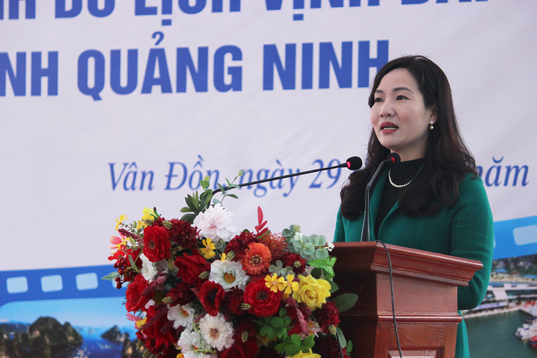 Phó Chủ tịch Ủy ban nhân dân tỉnh Quảng Ninh Nguyễn Thị Hạnh phát biểu tại lễ khai trương. Phó Chủ tịch Ủy ban nhân dân tỉnh Quảng Ninh Nguyễn Thị Hạnh phát biểu tại lễ khai trương.