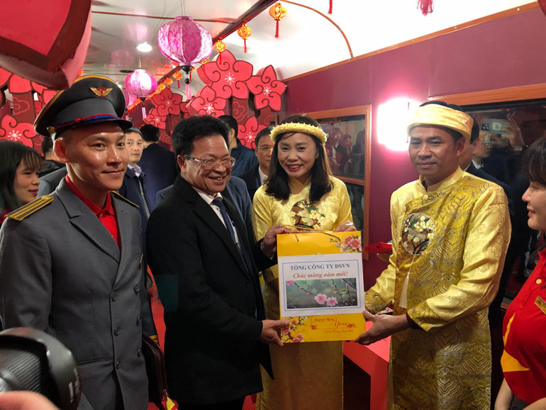 Bí thư Đảng ủy, Chủ tịch Hội đồng thành viên Tổng công ty Đường sắt Việt Nam Đặng Sỹ Mạnh tặng quà chúc mừng tổ tàu Chuyến tàu xuân đêm giao thừa tại ga Hà Nội