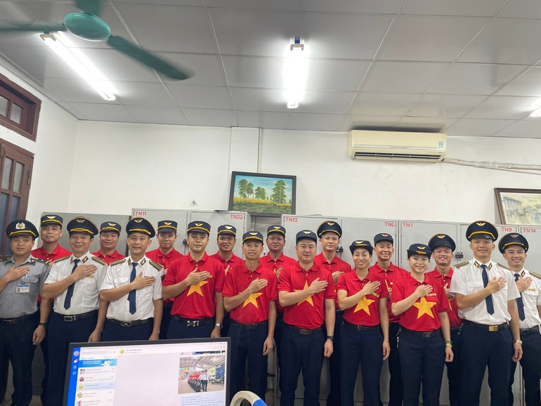 Tổ tàu lên ban phục vụ chuyến tàu Thống Nhất SE1 xuất phát tại ga Hà Nội tối 29/4