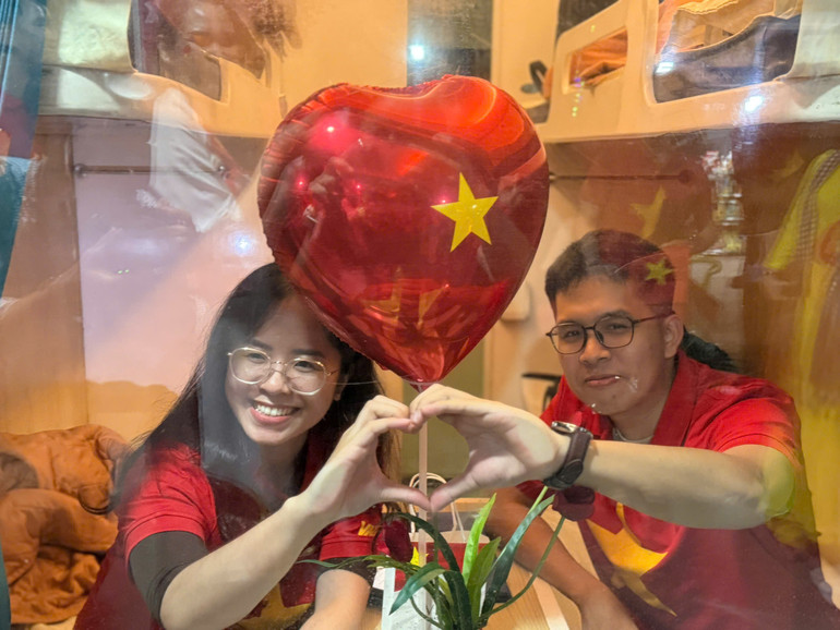 Niềm vui của hành khách trên đoàn tàu SE4 tối 29/4