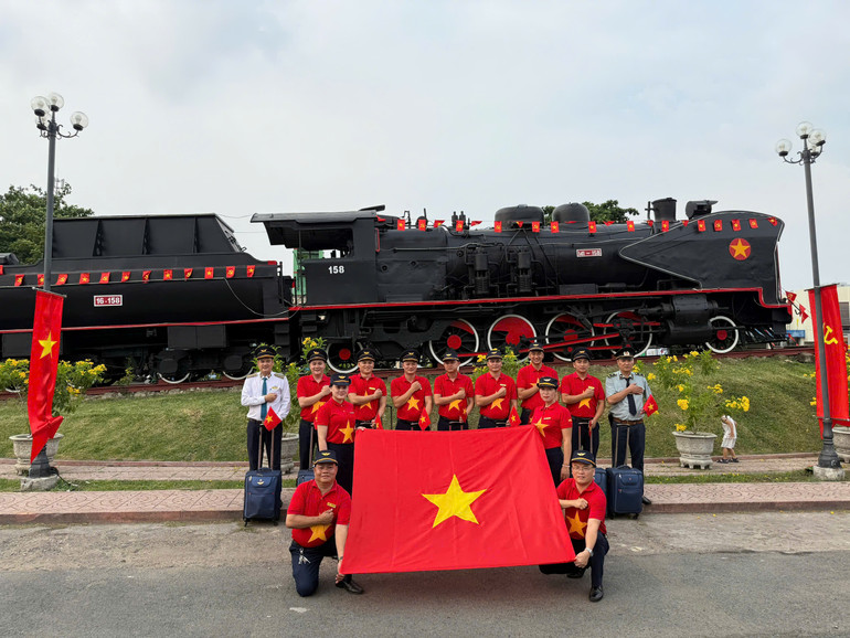 Tổ tàu phục vụ trên đoàn tàu Thống Nhất SE4 xuất phát tại ga Sài Gòn
