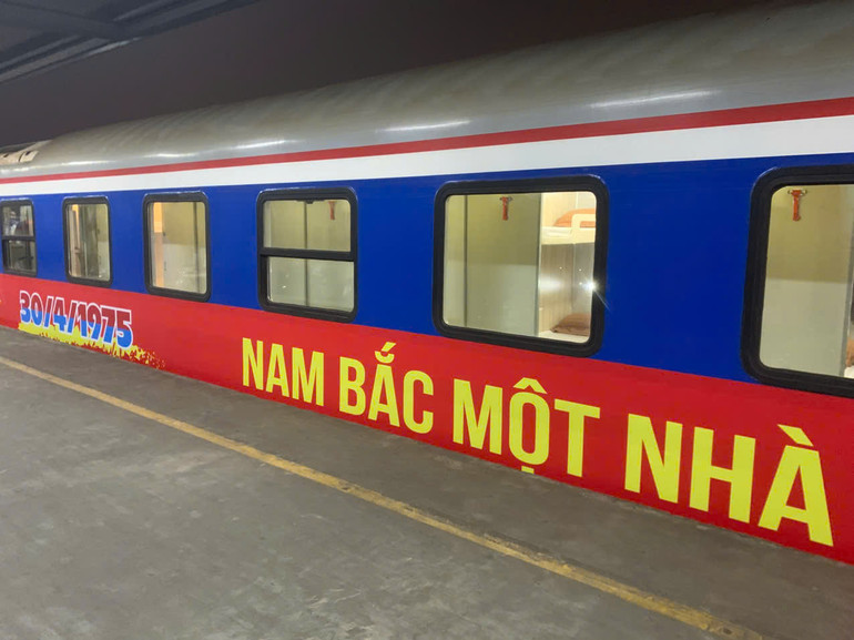 Đoàn tàu Thống Nhất SE1 xuất phát tại ga Hà Nội