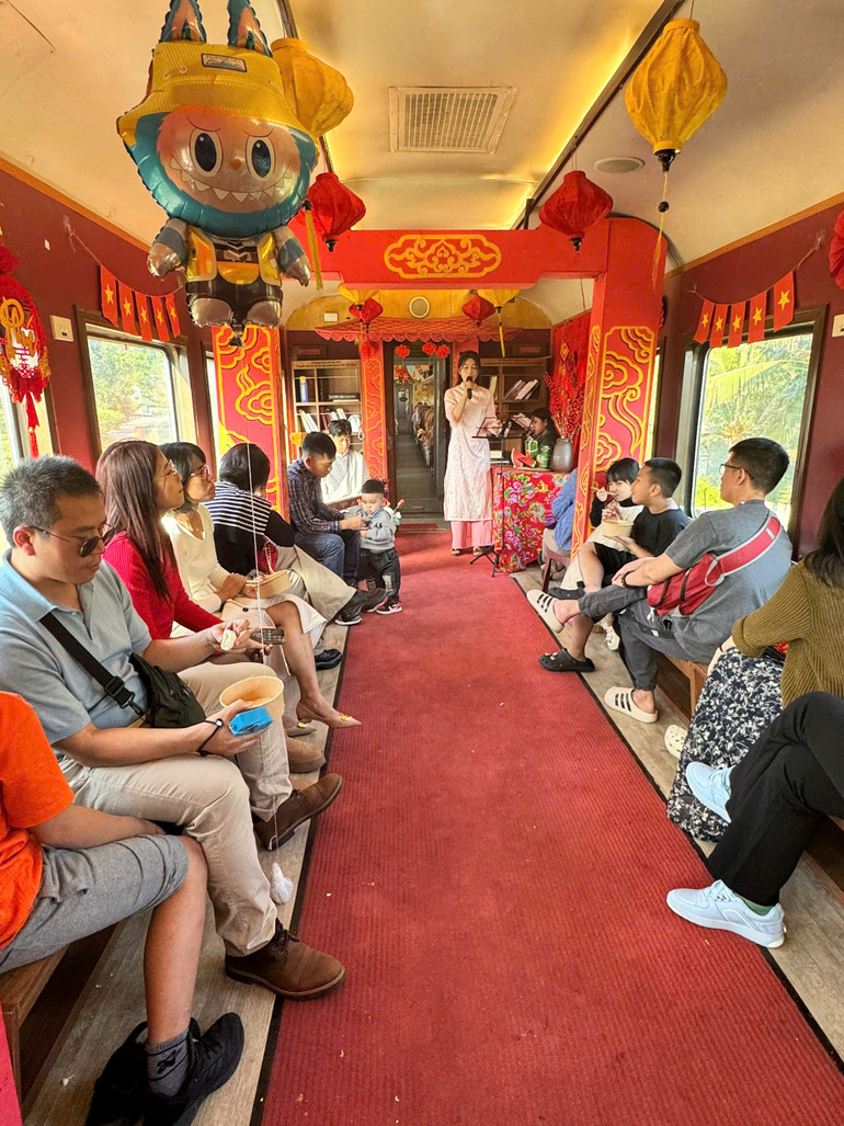 Biểu diễn văn nghệ tại toa cộng đồng đoàn tàu Kết nối di sản miền trung