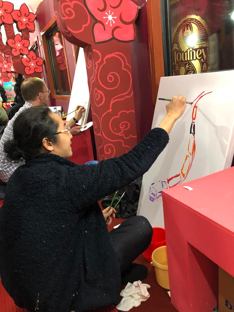 Các họa sĩ vẽ tranh tại toa cộng đồng Chuyến tàu xuân đêm giao thừa