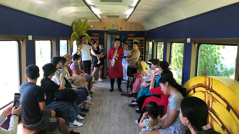 Biểu diễn văn nghệ trên toa cộng đồng tàu Kết nối di sản miền trung
