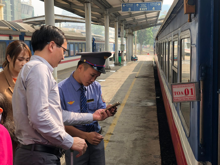 Nhân viên đón khách đi tàu Tết