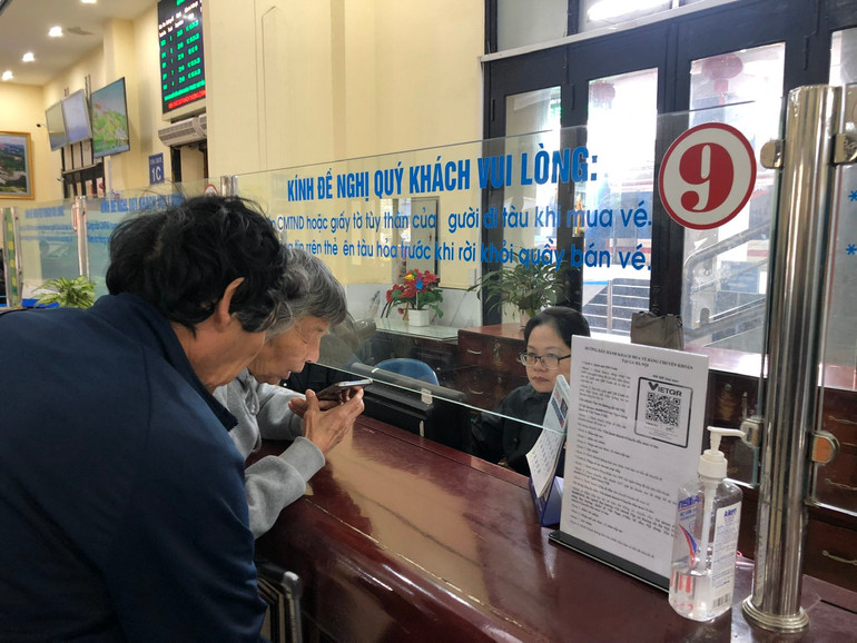 Hành khách mua vé tàu tại ga