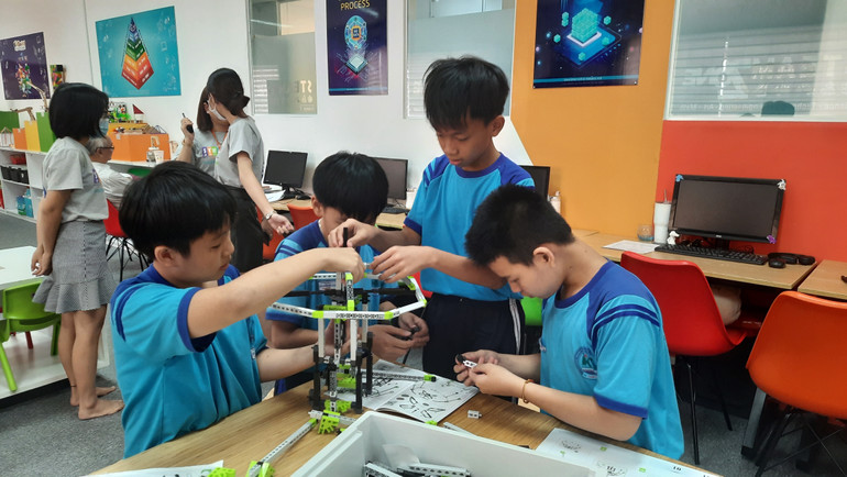 Học sinh trải nghiệm tại Trung tâm Trung tâm STEAMZone tại Công viên phần mềm Quang Trung, Thành phố Hồ Chí Minh (Ảnh CAO TÂN)