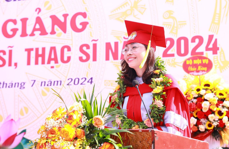 Niềm vui trên gương mặt tân Tiến sĩ. Niềm vui trên gương mặt tân Tiến sĩ.