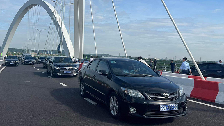 Những chiếc xe đầu tiên lăn bánh qua cầu.