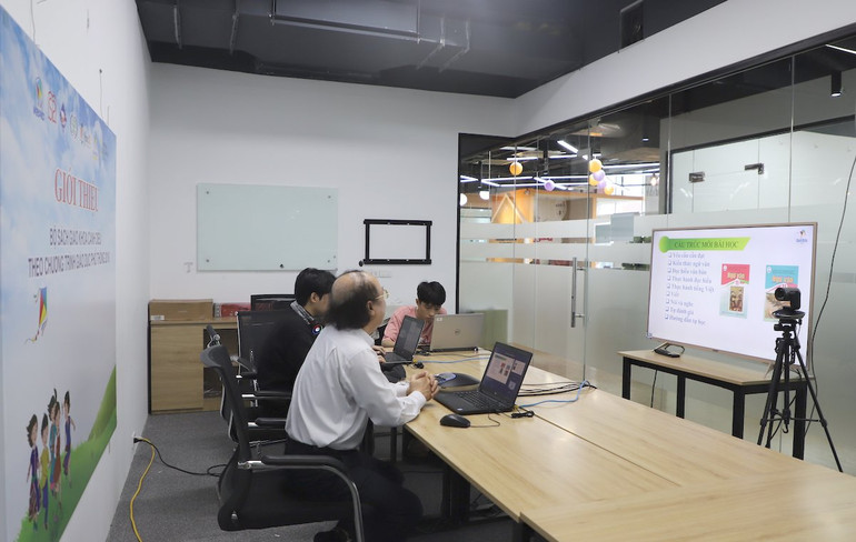 Giới thiệu sách trực tuyến có tương tác với báo cáo viên.