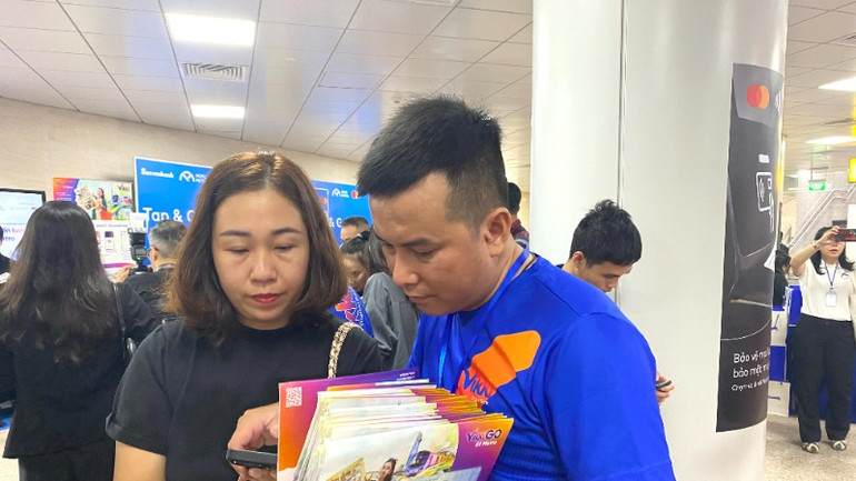 Hành khách được hỗ trợ làm thẻ thanh toán đi tàu Metro số 1 Bến Thành-Suối Tiên. (Ảnh: QUÝ HIỀN)