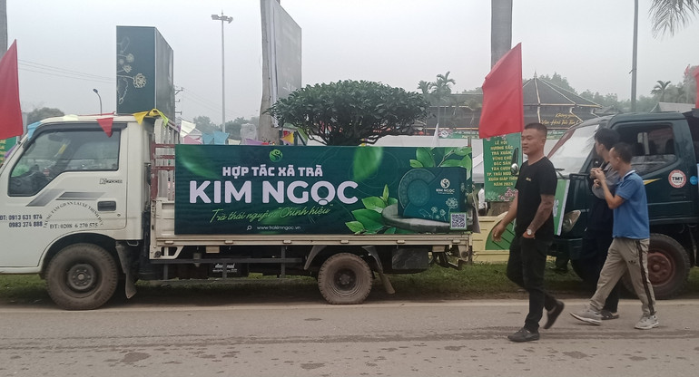 Địa phương rước cây chè, cây trồng chủ lực mang lại sự sung túc cho người dân.