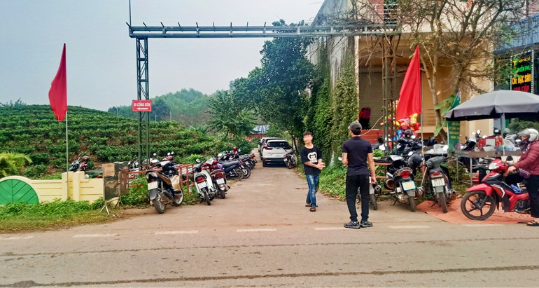 Tại lễ hội “Hương sắc Trà xuân-Vùng chè đặc sản Tân Cương”, khi gửi xe ở ngõ hẹp này, chủ ô-tô, xe máy phải trả phí với giá "cắt cổ".