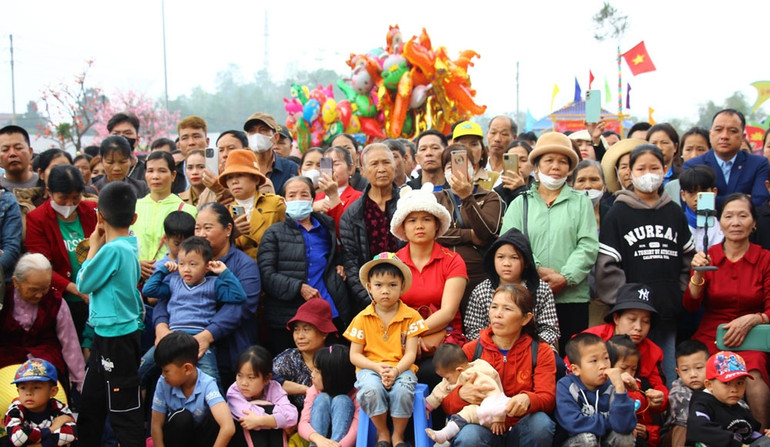 Đông đảo người dân dự lễ hội lồng tổng ATK Định Hóa.