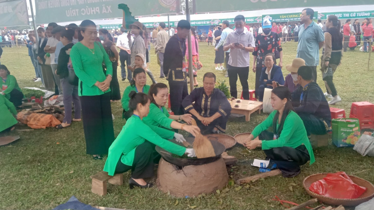 Thi sao chè truyền thống tại lễ hội.
