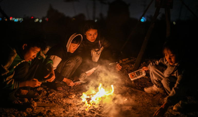 Người dân đốt vàng mã để gửi đến cho người đã khuất tại phiên chợ.