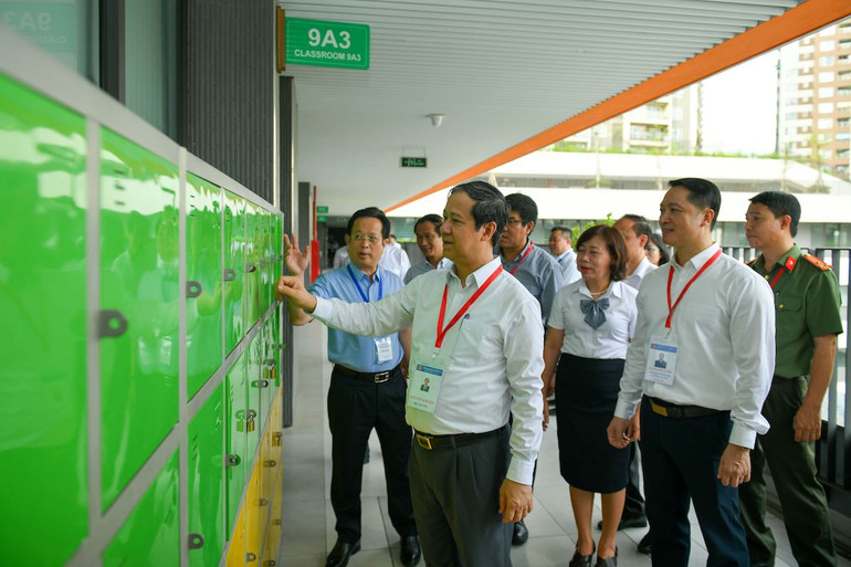 Bộ trưởng Giáo dục và Đào tạo Nguyễn Kim Sơn kiểm tra tại điểm dự kiến chấm thi của Hà Nội.