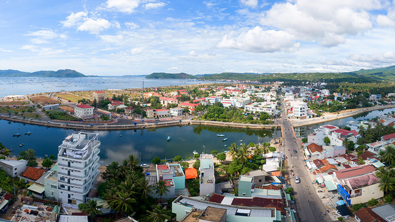 Thị xã Sông Cầu phấn đấu trở thành thành phố du lịch - dịch vụ biển. Thị xã Sông Cầu phấn đấu trở thành thành phố du lịch - dịch vụ biển.