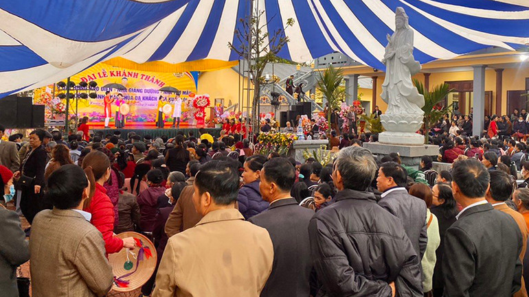 Khán giả đến xem chương trình hát chèo biểu diễn tại xã Xuân Lôi, huyện Lập Thạch.