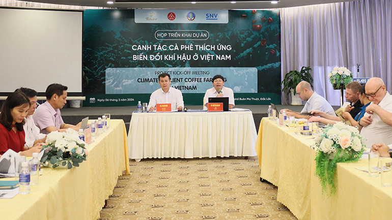 Quang cảnh cuộc họp triển khai dự án “Canh tác cà-phê thích ứng biến đổi khí hậu ở Việt Nam”. Ảnh: SNV Việt Nam. Quang cảnh cuộc họp triển khai dự án “Canh tác cà-phê thích ứng biến đổi khí hậu ở Việt Nam”. Ảnh: SNV Việt Nam.