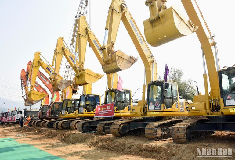 Thiết bị cơ giới thi công dự án.