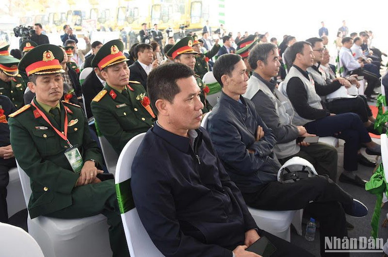 Đại diện lãnh đạo các đơn vị và các kỹ sư, công nhân thi công công trình tham dự buổi lễ.