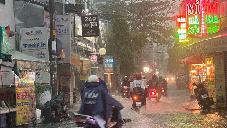 Người dân lưu thông trong cơn mưa lớn sáng sớm ngày 10/5 khu vực đường Nguyễn Văn Quá, quận 12. (Ảnh: QUÝ HIỀN) Người dân lưu thông trong cơn mưa lớn sáng sớm ngày 10/5 khu vực đường Nguyễn Văn Quá, quận 12. (Ảnh: QUÝ HIỀN)