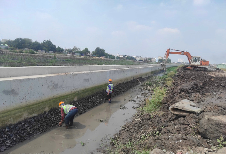 Công nhân thi công tuyến kè thuộc gói thầu số 10, tuyến kênh Tham Lương-Bến Cát-rạch Nước Lên. Công nhân thi công tuyến kè thuộc gói thầu số 10, tuyến kênh Tham Lương-Bến Cát-rạch Nước Lên.