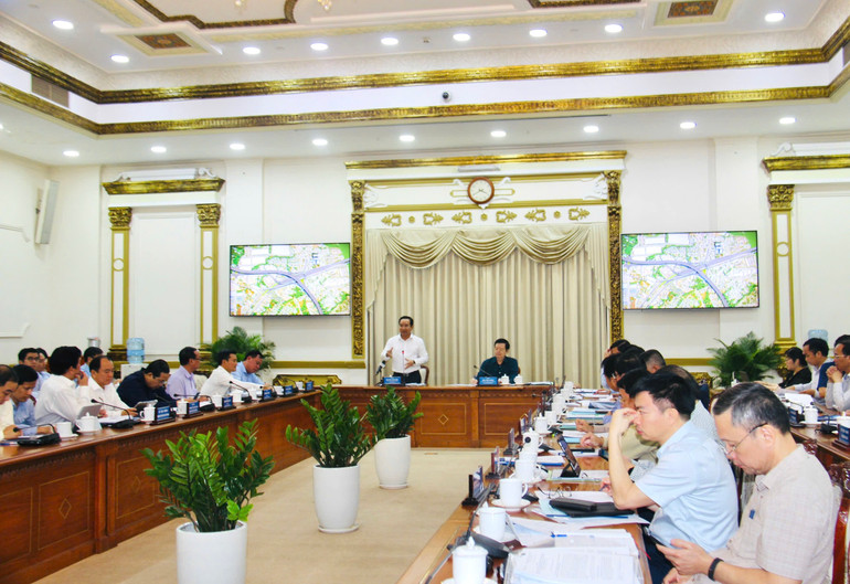 Thông tin với đoàn kiểm tra, hầu hết các địa phương cho rằng vướng mắc chính vẫn là nguồn vật liệu thi công, chủ yếu là cát đắp nền. (Ảnh: QUÝ HIỀN) Thông tin với đoàn kiểm tra, hầu hết các địa phương cho rằng vướng mắc chính vẫn là nguồn vật liệu thi công, chủ yếu là cát đắp nền. (Ảnh: QUÝ HIỀN)