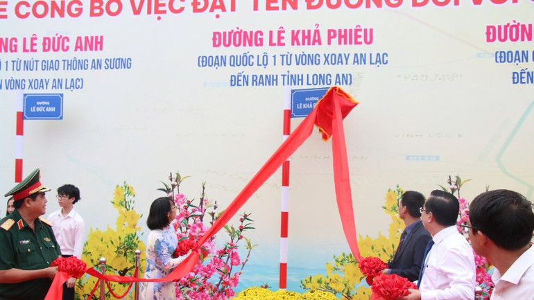 Nghị thức công bố đặt tên các tuyến đướng trên Quốc lộ 1. (Ảnh: QUÝ HIỀN)